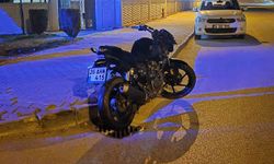 Motosiklet, servis aracı ile çarpıştı: 2 kişi yaralandı