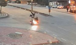 Motosikletin yayayı havaya uçurduğu anlar kameraya yansıdı: 2 yaralandı