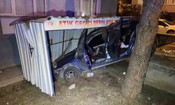 Mudanya’da kontrolden çıkan araç apartmanın bahçesine savruldu