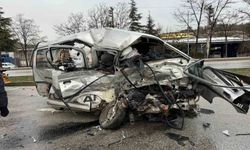 Otobüs ile minibüs çarpıştı: 1'i ağır 2 yaralı