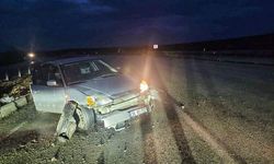 Otomobil bariyerlere çarptı, 4 kişi yaralandı