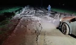 Otomobil çamura saplandı