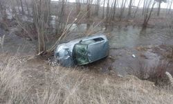 Otomobil dereye uçtu: Sürücü hafif yaralandı