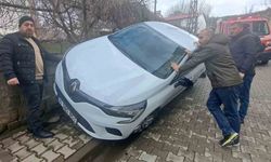 Otomobil duvara çarptı: 2 kişi yaralandı