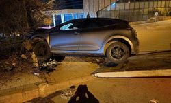 Otomobil istinat duvarına çarptı: 1 yaralı