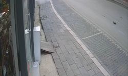 Otomobil markete girdi: 2 yaralı