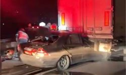 Otoyolda kontrolden çıkan otomobil, tıra arkadan çarptı: 1 yaralı