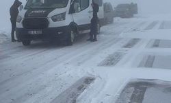 Palandöken geçidinde kar ve tipi nedeniyle onlarca araç mahsur kaldı