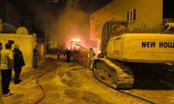 Park halindeki 2 iş makinesinde çıkan yangın söndürüldü