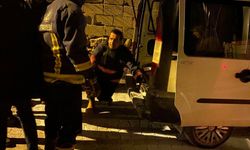 Park halindeki kamyonetin motoru yandı