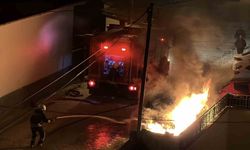 Park halindeki otomobil alev alev yandı