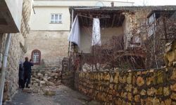 Sağanak yağışlara dayanamayan ev çöktü