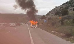 Seyir halindeki araç bir anda alev aldı