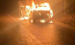 Seyir halindeki otomobil alev alev yandı kül oldu
