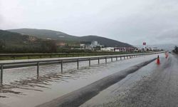 Su birikintisine giren otomobil mahsur kaldı