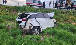 Tarlaya uçan otomobildeki 2 kişi yaralandı