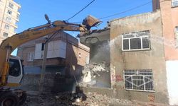 Tehlike saçan metruk yapılar yıkılıyor