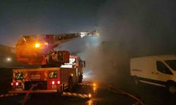 Trafoda başlayan yangın depoyu kül etti