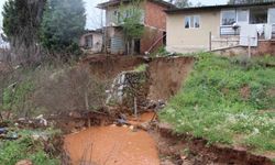 Yağmur sularıyla taşan dere, toprak kaymasına sebep oldu