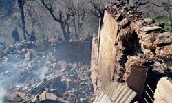 Yanan evden parasını kurtarmak isterken ağır yaralandı