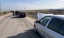 Yol üzerindeki kalas parçası kazaya sebep oldu, 2 kişi yaralandı