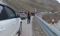 Yüksekova-Van kara yolunda heyelan ulaşımı aksattı