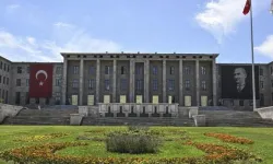 ABD-İsrail ile İran arasındaki savaşa ilişkin TBMM Genel Kurul oturumu başladı. Meclis Başkanı Numan Kurtulmuş'un yönettiği oturumda Milli Savunma Bakanı Yaşar Güler ve Dışişleri Bakanı Hakan Fidan milletvekillerini bilgilendirecek.