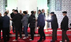 Vali Taşolar, Merkez Ulu Cami ve Hacı Hüseyin Çağlar Camisi’nde Vatandaşlarla Bayramlaştı