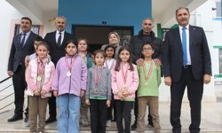 Dereceye Giren Öğrencilere Madalya Verildi