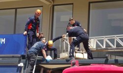 4. kattan tente üzerine düşen genç adam için seferber oldular