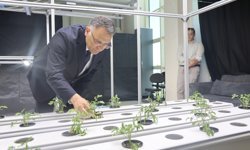 Rektör Gürel, Topraksız Tarım Sistemleri Ar-Ge Ünitesini İnceledi