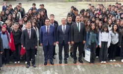 Iğdır Valisi Mustafa Fırat Taşolar ve protokol üyeleri, okullarda öğrencilerle birlikte sıraya girerek İstiklal Marşı’nı okudu.