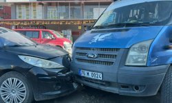 Iğdır’da Yolcu Minibüsü ile Otomobil Çarpıştı