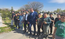 Karakoyunlu’da Gençlerden Şehitlerimize Vefa Ziyareti