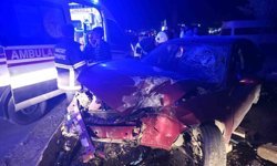 Ağaca çarpan otomobil hurdaya döndü: 3 yaralı