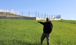 Akü fabrikasından aktığı iddia edilen su, çiftçinin tarlalarını kullanılmaz hale getirdi