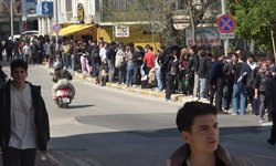 Antalya'da indirimli ikinci el giyim mağazası açılışı yoğun ilgi nedeniyle izdihama dönüştü