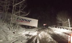 Ardahan-Artvin karayolunda kayan tır yolu kapattı, onlarca araç mahsur kaldı