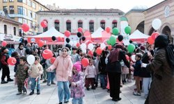 Çocuklar Filistin için yazdıkları mektupları balonlarla gökyüzüne bıraktı