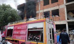 İçi ve etrafı çöplerle dolu metruk bina yangını mahalleliyi tedirgin etti