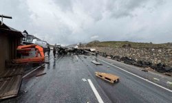 İş makinesi ile tır çarpıştı: 1'i ağır 3 yaralı