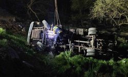 İş makinesi şarampole yuvarlandı: 1 ölü, 1 yaralı