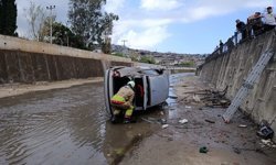 Kanala düşen otomobildeki 2 kişi yaralandı