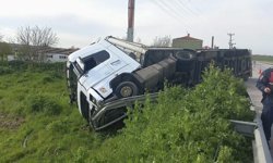 Kontrolden çıkan tır devrildi