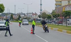 Motosikletini uygulama yapan polislerin üzerine sürüp kaçtı