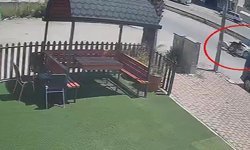 Otomobille motosikletin çarpıştığı kaza güvenlik kamerasında: 1 yaralı