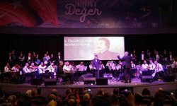 Palandöken'de 'Kaset şarkıları' konseri yoğun ilgi gördü