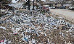 Sanayi sitesindeki boş alanlar mermer atıkları ve inşaat molozlarıyla doldu