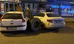 Seyir halindeki kamyonun tekeri koptu: Park halindeki araçlar zarar gördü