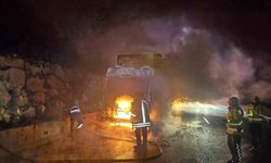 Seyir halindeki tır bir anda alev aldı